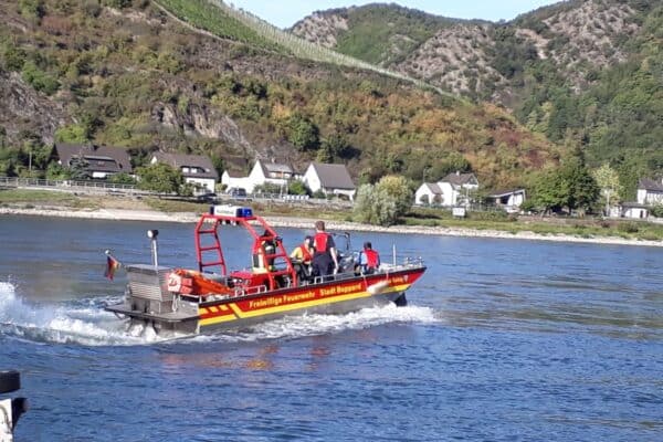 Feuerwehrboot auf dem Rhein bei Bad Salzig, Einsatz für die Feuerwehr.